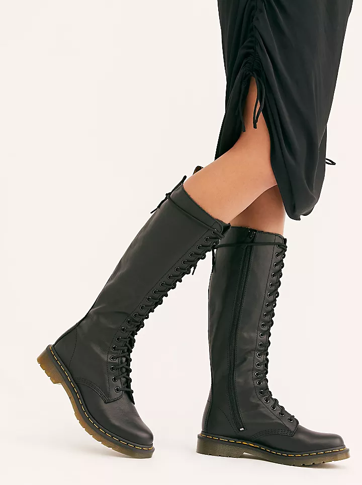 DR. MARTENS 1B60 BLACK VIRGINIA That Shoe Lady