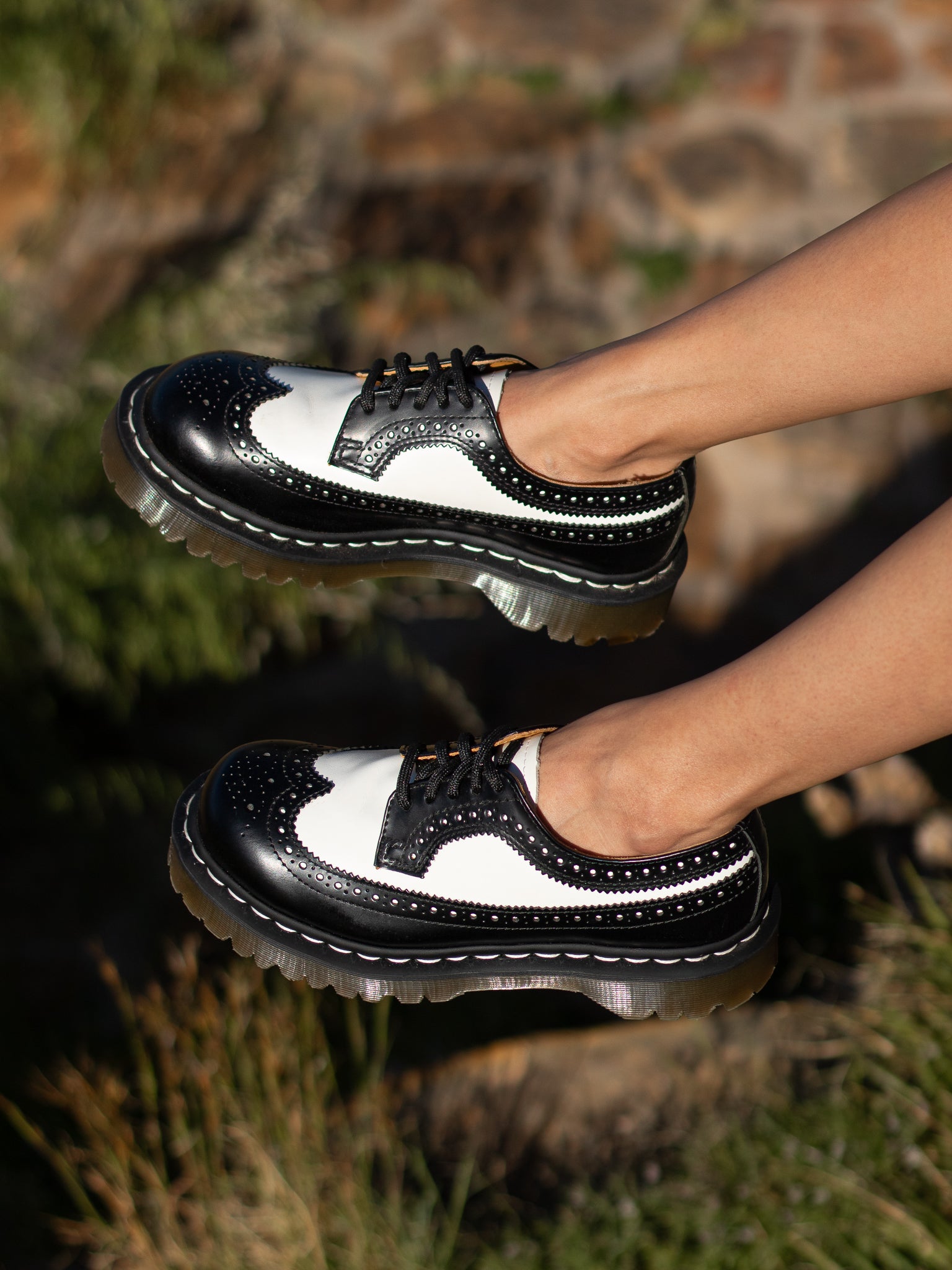Dr. Martens 3989 Wingtip Shoe ブラック/ホワイト DR. MARTENS 3989 BLACK WHITE – That Shoe Lady